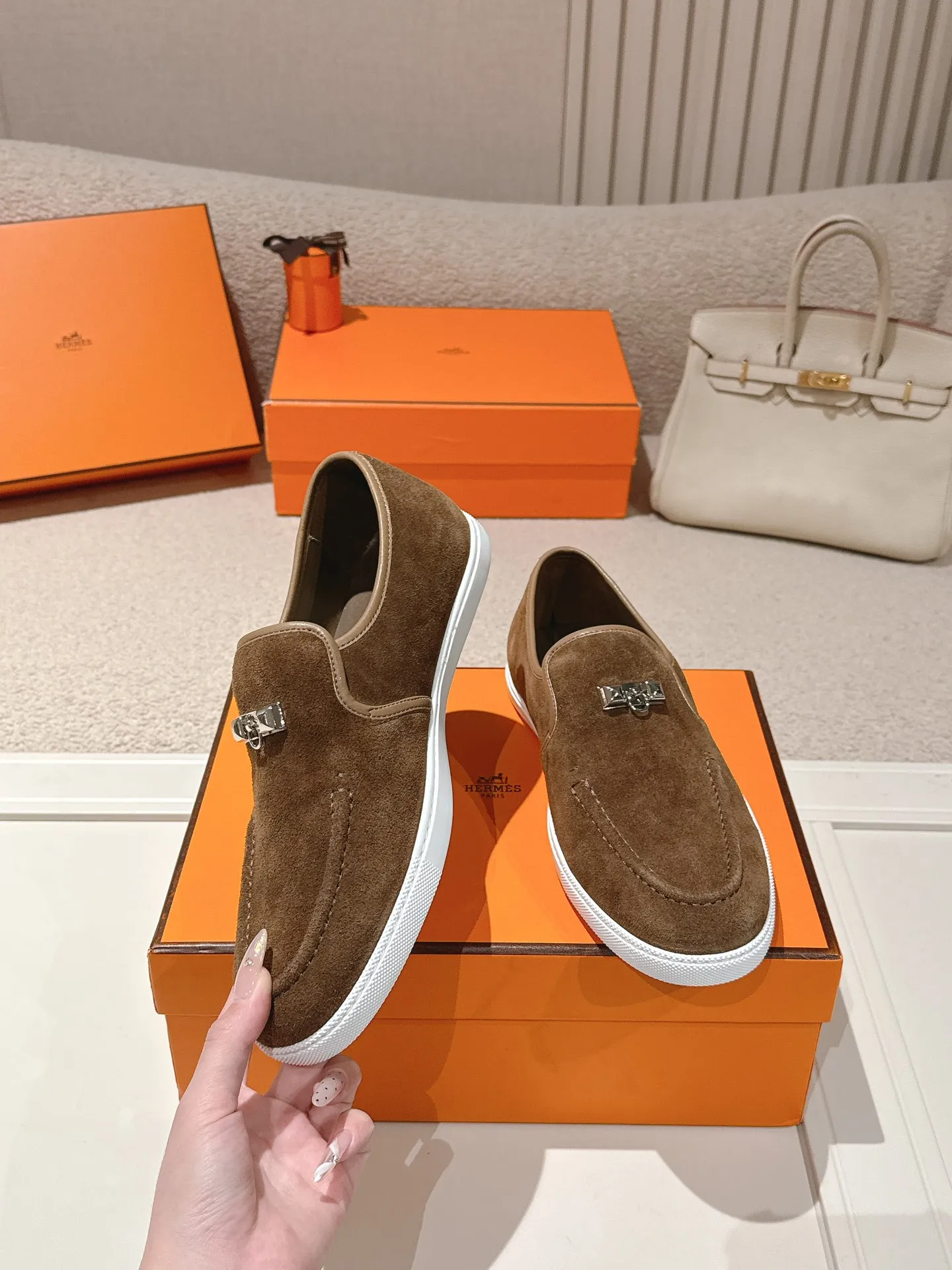 Men's Men's Shoes 600💰 Hermes# Couple Studded Loafers Calfskin and suede goatskin lace-up free sneakers with signature "H" detail. The design is simple and smooth, creating a fashionable urban look. It is comfortable and versatile. H family classics are not outdated, and the delivery counter is exquisitely packaged🛍📦 Fabric: Original customized imported first-layer cowhide/cow down Lining: Imported soft sheepskin Sole: Original open-molded anti-slip TPU material Size: 35-45